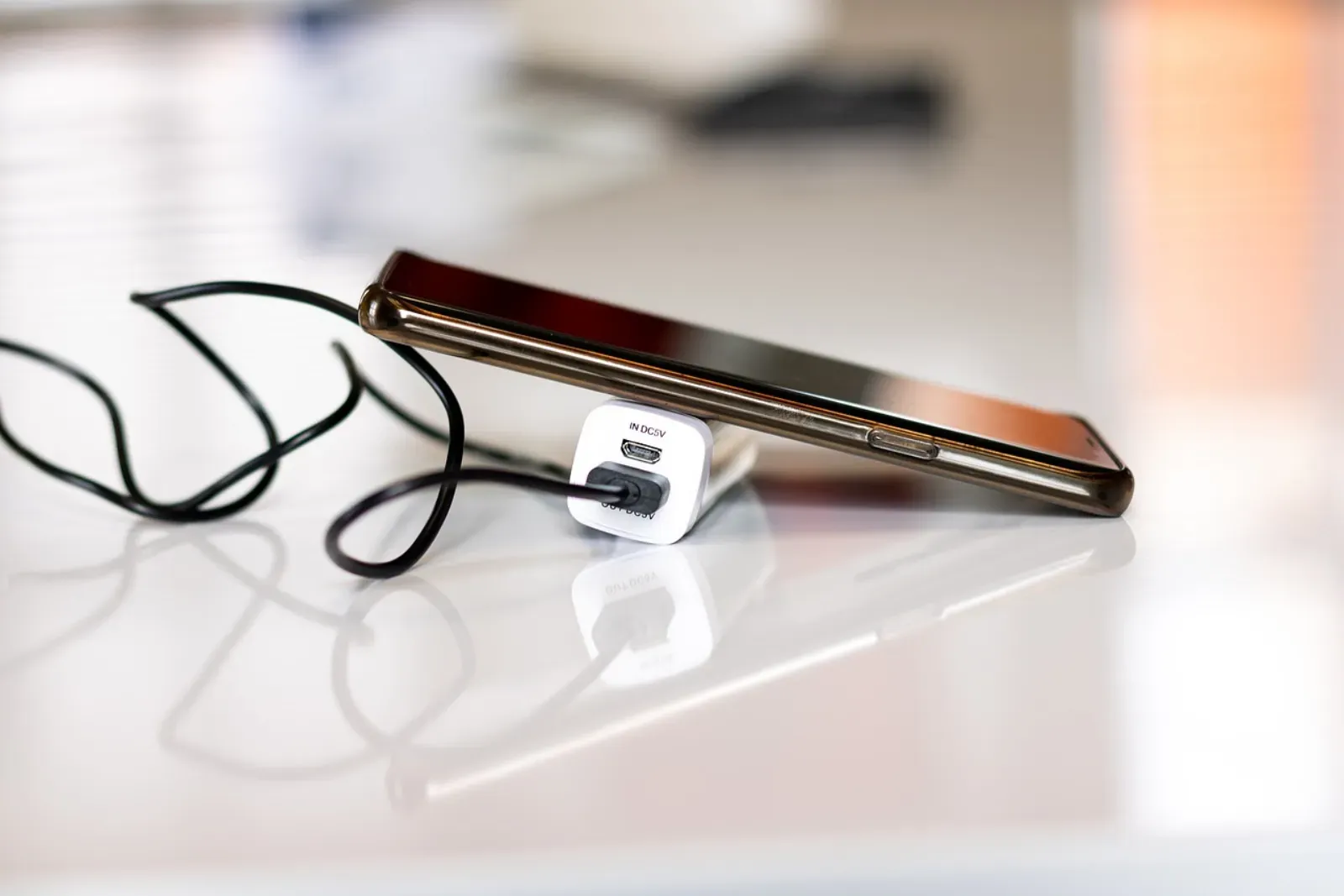 Electronic accessories — Cables, chargers and add-ons